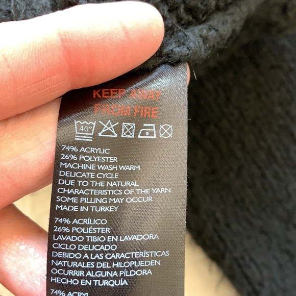 🎉 BOGO! 2/$12! Urban Outfitters Sweater - Picture 7 of 7